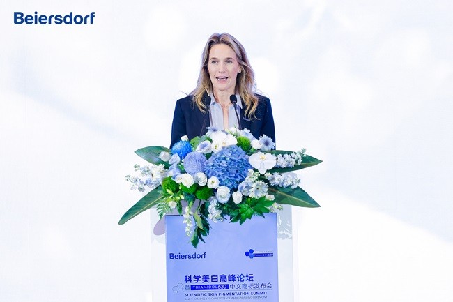 1765456459353909.jpg 拜尔斯道夫执行董事会董事卢柏珊致辞.jpg